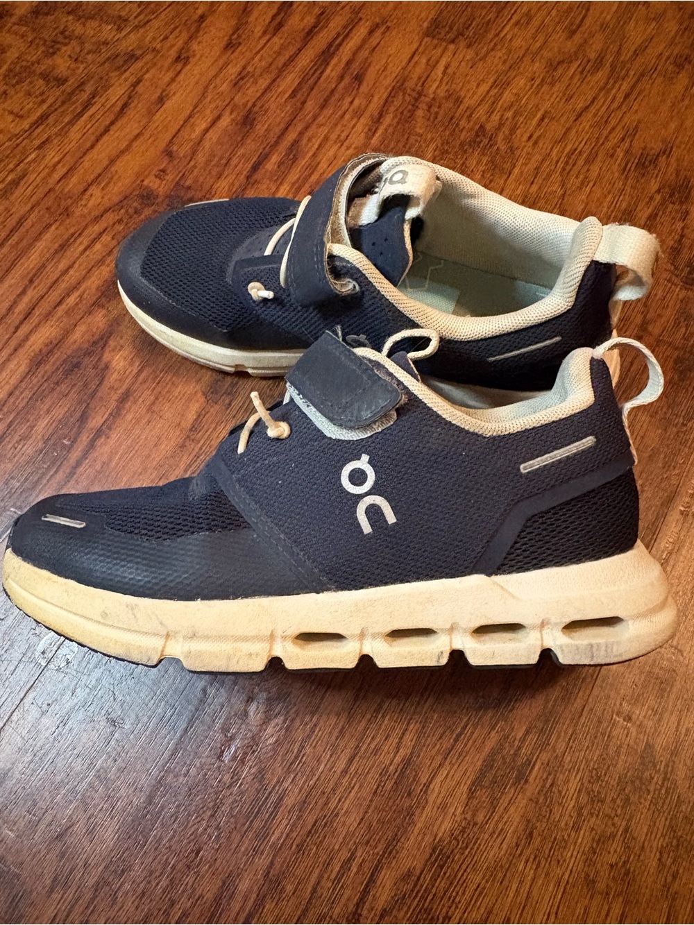 On Kids' Cloud Sneaker in Navy and Cream